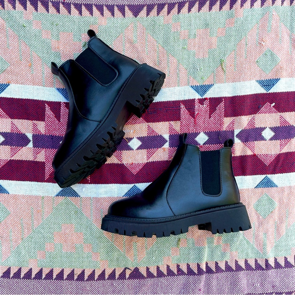 Black shoes - not sure the brand. Like new!